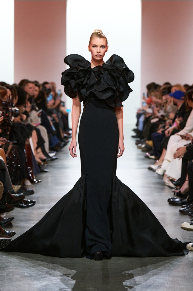 إيلي صعب يبدع بإحياء موضة الجينز في عالم الهوت كوتور.. مجموعة استثنائية وفاخرة (فيديو)