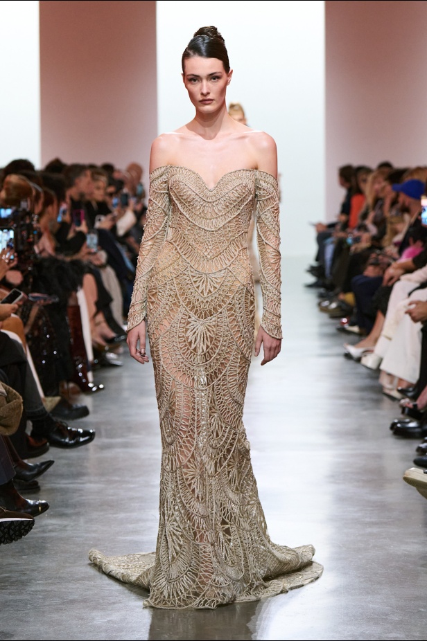 إيلي صعب يبدع بإحياء موضة الجينز في عالم الهوت كوتور.. مجموعة استثنائية وفاخرة (فيديو)