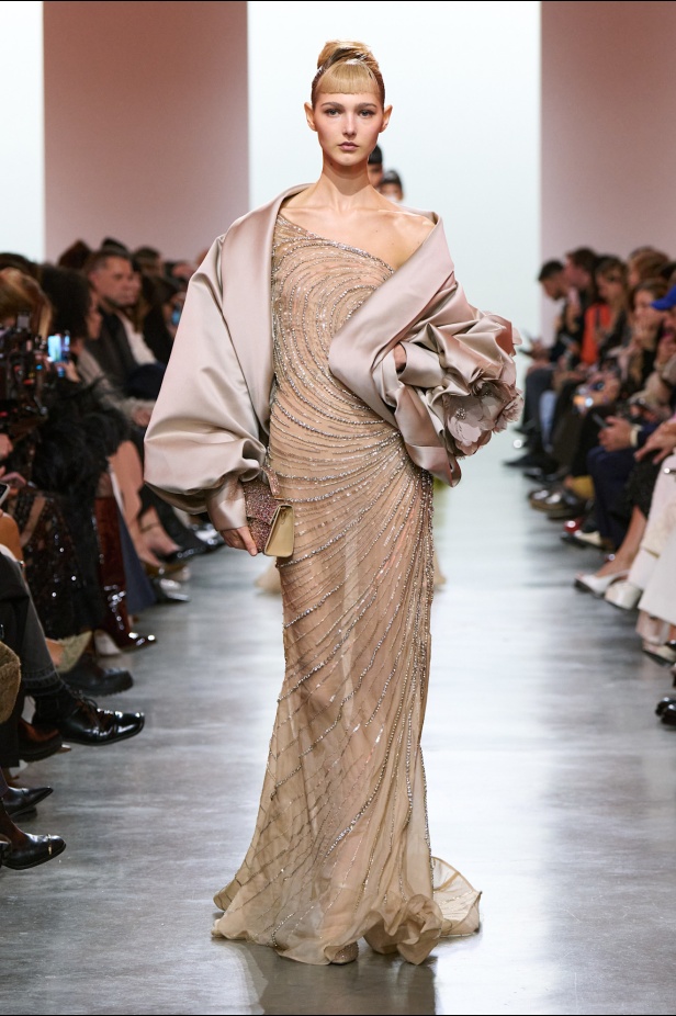 إيلي صعب يبدع بإحياء موضة الجينز في عالم الهوت كوتور.. مجموعة استثنائية وفاخرة (فيديو)