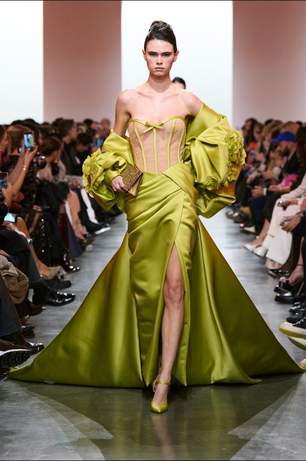 إيلي صعب يبدع بإحياء موضة الجينز في عالم الهوت كوتور.. مجموعة استثنائية وفاخرة (فيديو)