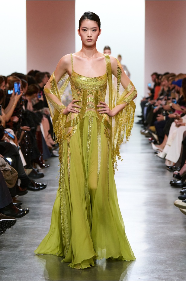 إيلي صعب يبدع بإحياء موضة الجينز في عالم الهوت كوتور.. مجموعة استثنائية وفاخرة (فيديو)