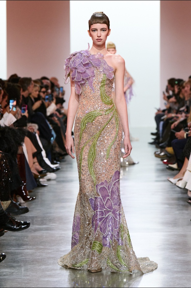 إيلي صعب يبدع بإحياء موضة الجينز في عالم الهوت كوتور.. مجموعة استثنائية وفاخرة (فيديو)