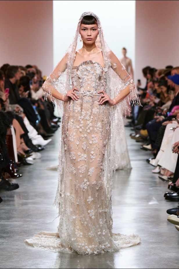 إيلي صعب يبدع بإحياء موضة الجينز في عالم الهوت كوتور.. مجموعة استثنائية وفاخرة (فيديو)