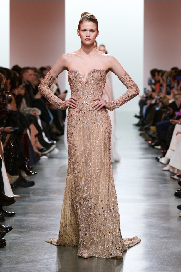 إيلي صعب يبدع بإحياء موضة الجينز في عالم الهوت كوتور.. مجموعة استثنائية وفاخرة (فيديو)