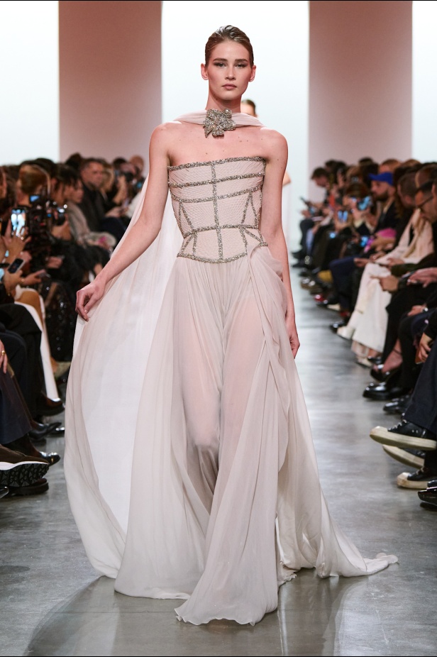 إيلي صعب يبدع بإحياء موضة الجينز في عالم الهوت كوتور.. مجموعة استثنائية وفاخرة (فيديو)