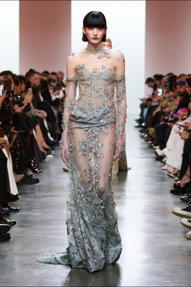 إيلي صعب يبدع بإحياء موضة الجينز في عالم الهوت كوتور.. مجموعة استثنائية وفاخرة (فيديو)