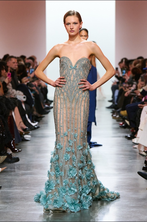 إيلي صعب يبدع بإحياء موضة الجينز في عالم الهوت كوتور.. مجموعة استثنائية وفاخرة (فيديو)