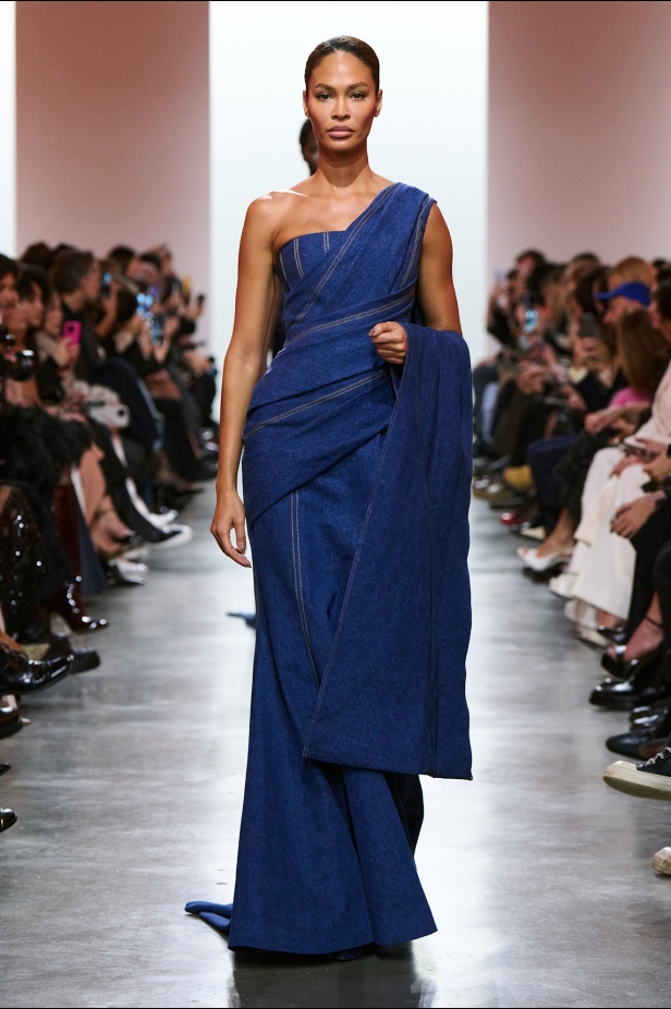 إيلي صعب يبدع بإحياء موضة الجينز في عالم الهوت كوتور.. مجموعة استثنائية وفاخرة (فيديو)