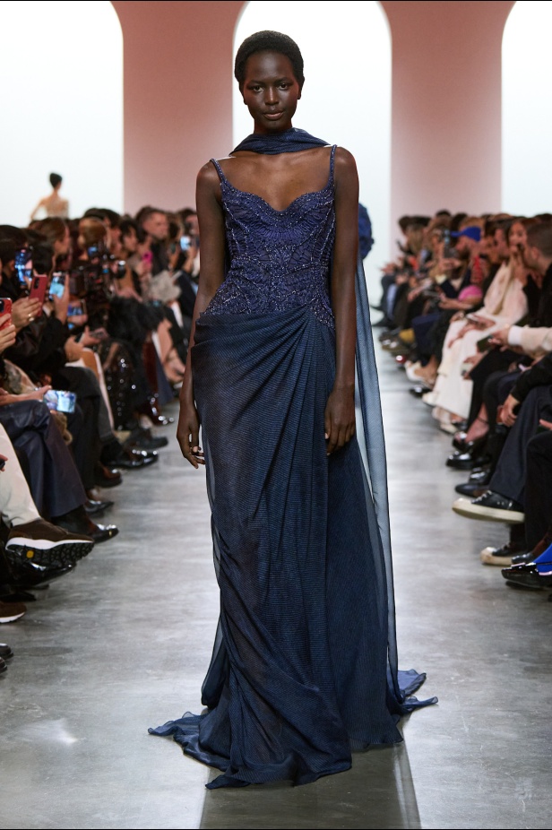 إيلي صعب يبدع بإحياء موضة الجينز في عالم الهوت كوتور.. مجموعة استثنائية وفاخرة (فيديو)