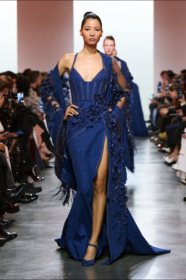 إيلي صعب يبدع بإحياء موضة الجينز في عالم الهوت كوتور.. مجموعة استثنائية وفاخرة (فيديو)