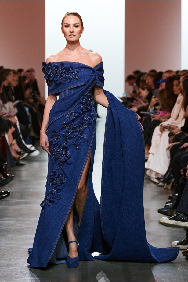 إيلي صعب يبدع بإحياء موضة الجينز في عالم الهوت كوتور.. مجموعة استثنائية وفاخرة (فيديو)