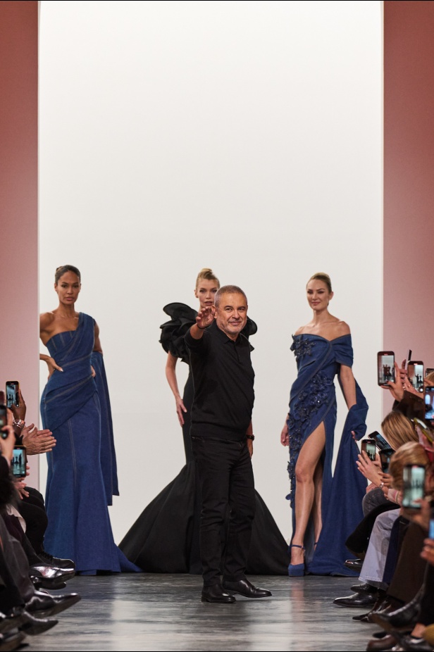 إيلي صعب يبدع بإحياء موضة الجينز في عالم الهوت كوتور.. مجموعة استثنائية وفاخرة (فيديو)