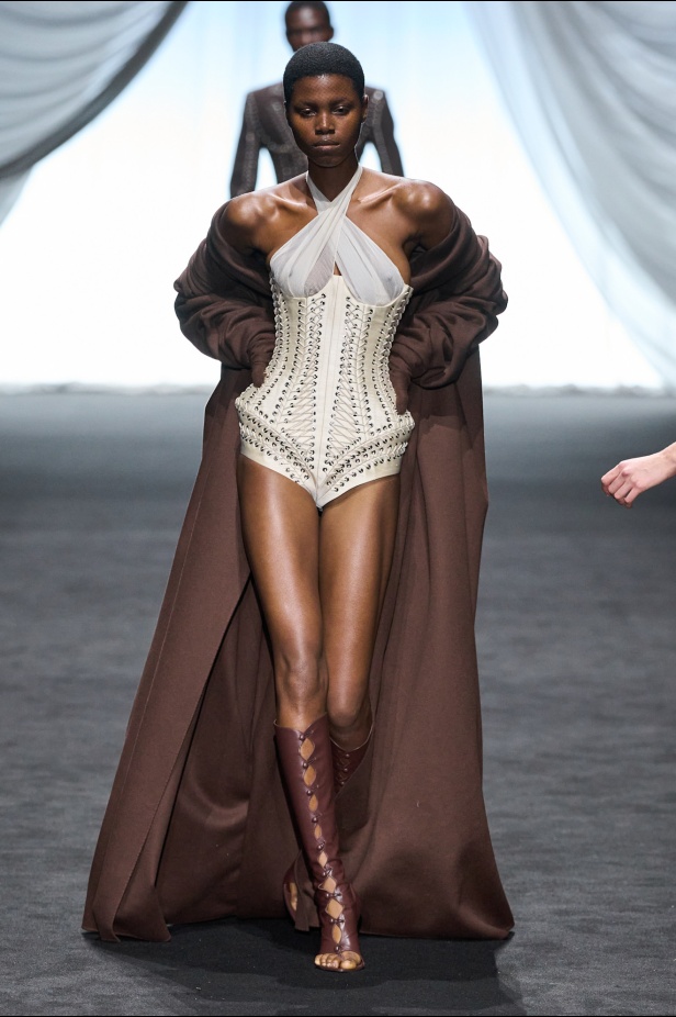 مجموعة Le Naufrage التي قدمها لودفيك دو سان سيرنين بدت كتحية ابداعة لإرث جان بول غوتييه