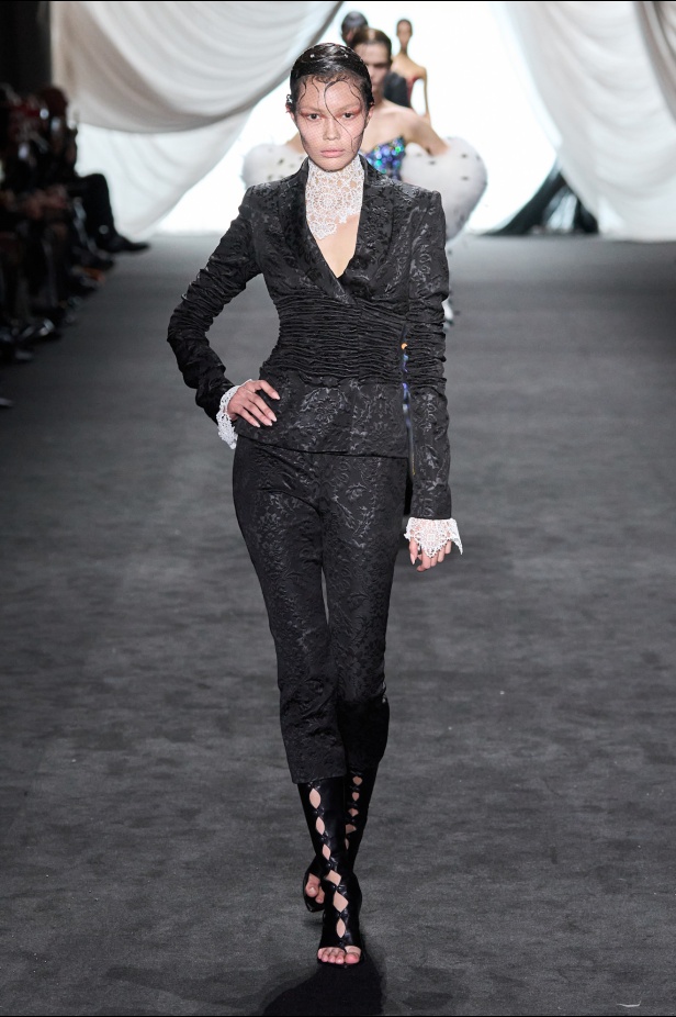 مجموعة Le Naufrage التي قدمها لودفيك دو سان سيرنين بدت كتحية ابداعة لإرث جان بول غوتييه