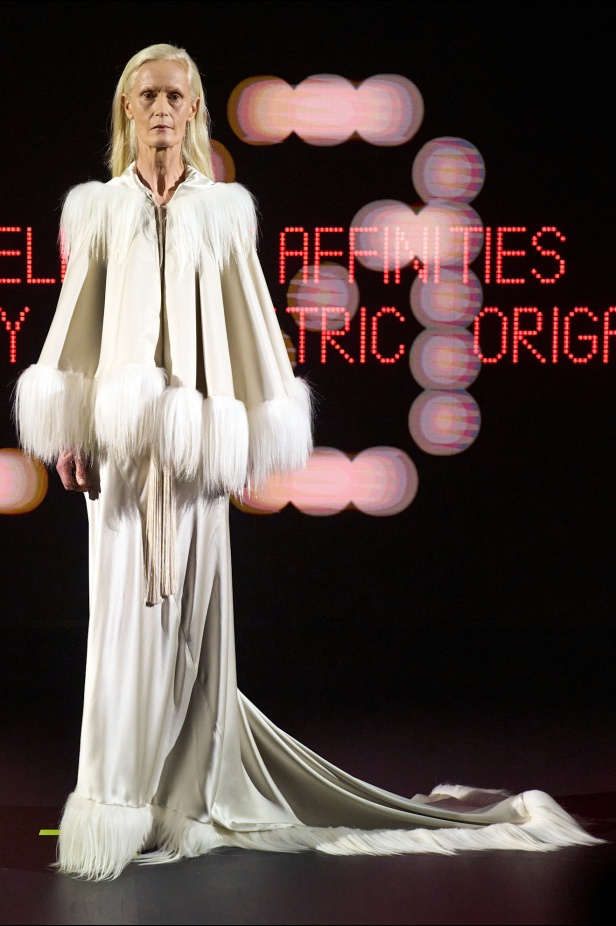 عصر الأزياء الراقية الجديد لـValentino بإبداع "أليساندرو ميكيلي" المتمرد في مجموعة ربيع وصيف 2025 