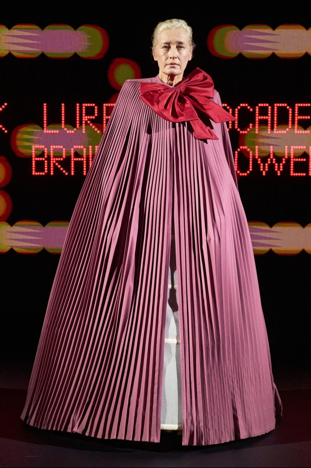 عصر الأزياء الراقية الجديد لـValentino بإبداع "أليساندرو ميكيلي" المتمرد في مجموعة ربيع وصيف 2025 