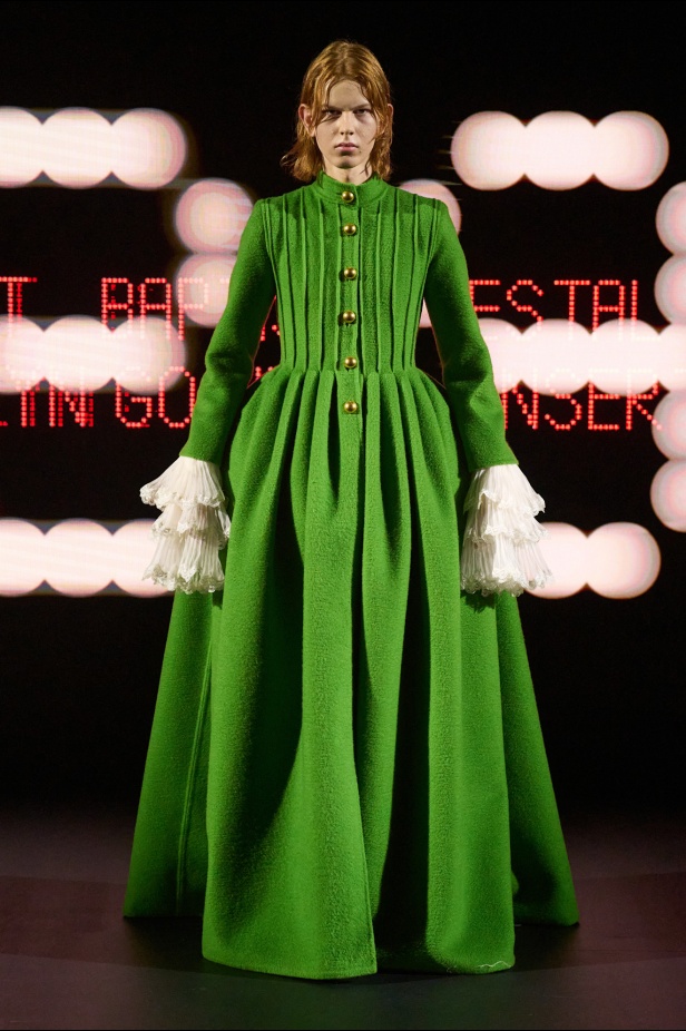 عصر الأزياء الراقية الجديد لـValentino بإبداع "أليساندرو ميكيلي" المتمرد في مجموعة ربيع وصيف 2025 