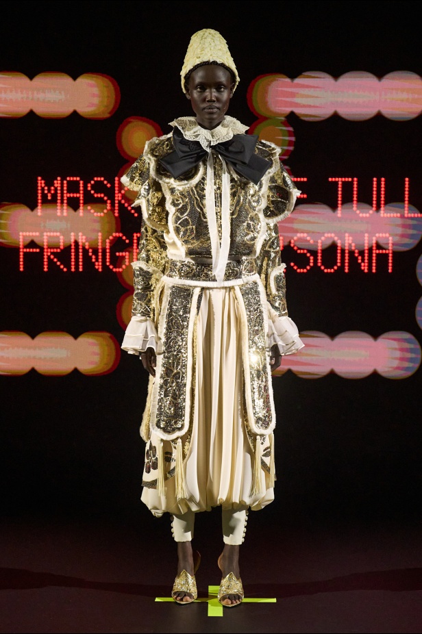 عصر الأزياء الراقية الجديد لـValentino بإبداع "أليساندرو ميكيلي" المتمرد في مجموعة ربيع وصيف 2025 