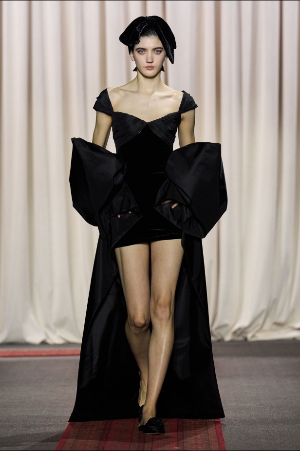 مجموعة Giambattista Valli لصيف 2025 تكرّم المغرب