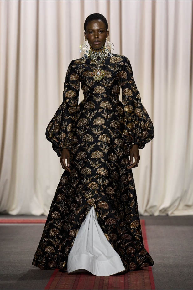 مجموعة Giambattista Valli لصيف 2025 تكرّم المغرب