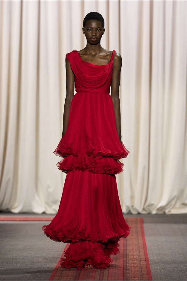 مجموعة Giambattista Valli لصيف 2025 تكرّم المغرب