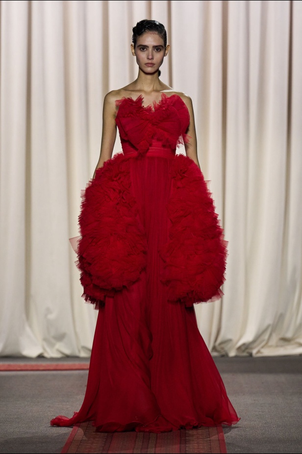 مجموعة Giambattista Valli لصيف 2025 تكرّم المغرب