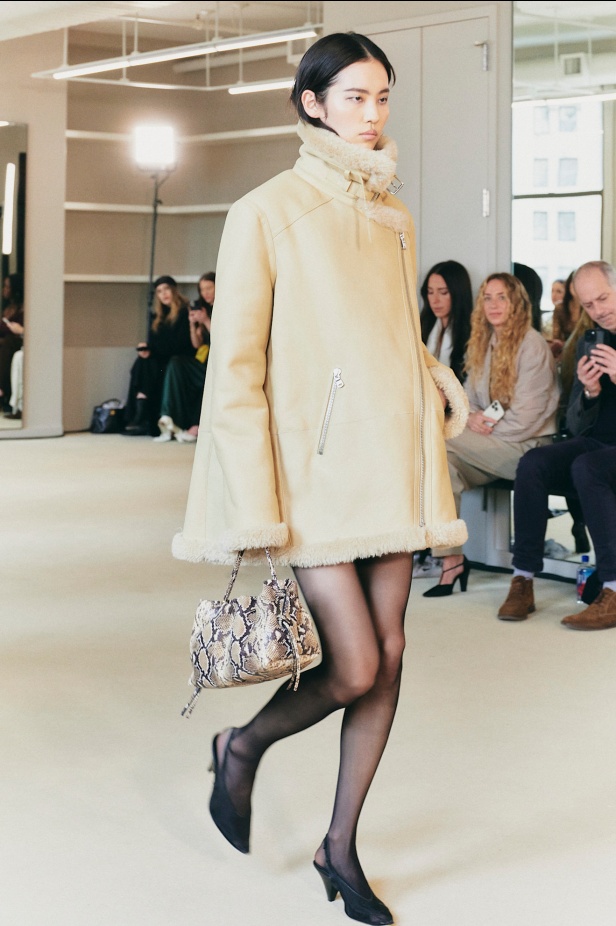 عودة إلى جوهر الاناقة في "التوزارا" لخريف وشتاء 2025 للملابس الجاهزة