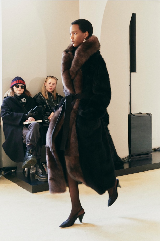 عودة إلى جوهر الاناقة في "التوزارا" لخريف وشتاء 2025 للملابس الجاهزة