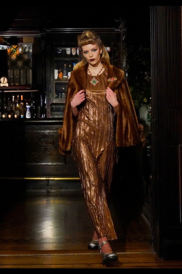 مجموعة أنا سوي لخريف وشتاء 2025 رواية تاريخية مرحة وجريئة