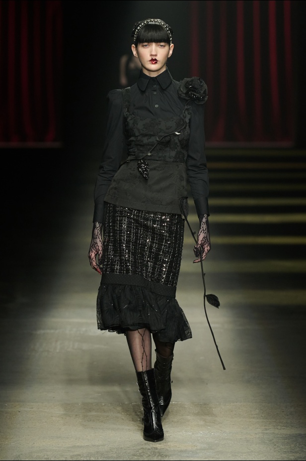 مجموعة Antonio Marras لخريف وشتاء 2025: عمل مسرحي تاريخي يعود إلى الحياة من خلال التصاميم (فيديو)