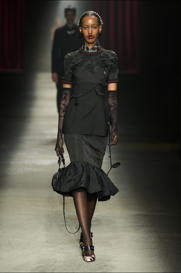 مجموعة Antonio Marras لخريف وشتاء 2025: عمل مسرحي تاريخي يعود إلى الحياة من خلال التصاميم (فيديو)