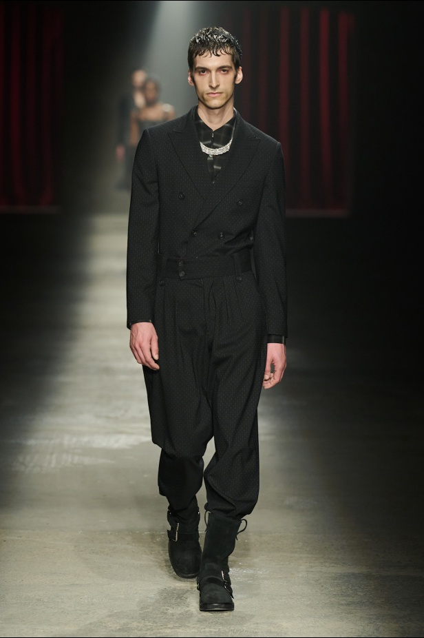 مجموعة Antonio Marras لخريف وشتاء 2025: عمل مسرحي تاريخي يعود إلى الحياة من خلال التصاميم (فيديو)