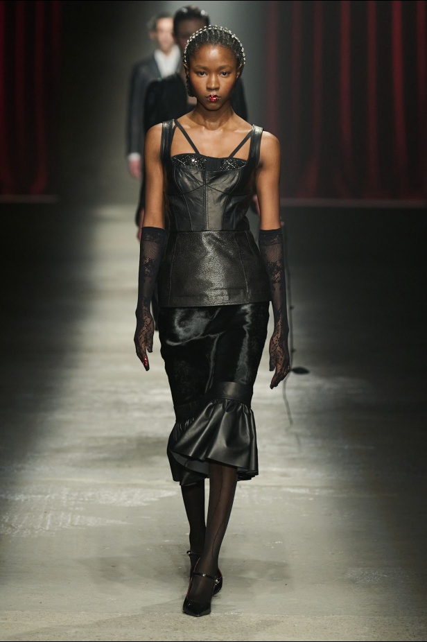 مجموعة Antonio Marras لخريف وشتاء 2025: عمل مسرحي تاريخي يعود إلى الحياة من خلال التصاميم (فيديو)