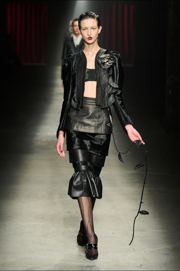 مجموعة Antonio Marras لخريف وشتاء 2025: عمل مسرحي تاريخي يعود إلى الحياة من خلال التصاميم (فيديو)