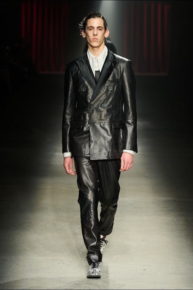 مجموعة Antonio Marras لخريف وشتاء 2025: عمل مسرحي تاريخي يعود إلى الحياة من خلال التصاميم (فيديو)