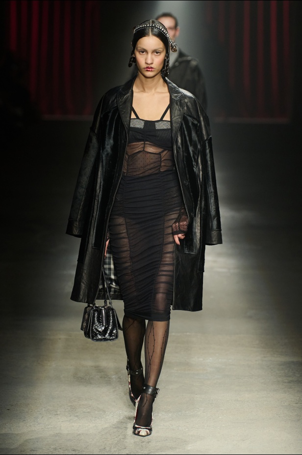 مجموعة Antonio Marras لخريف وشتاء 2025: عمل مسرحي تاريخي يعود إلى الحياة من خلال التصاميم (فيديو)