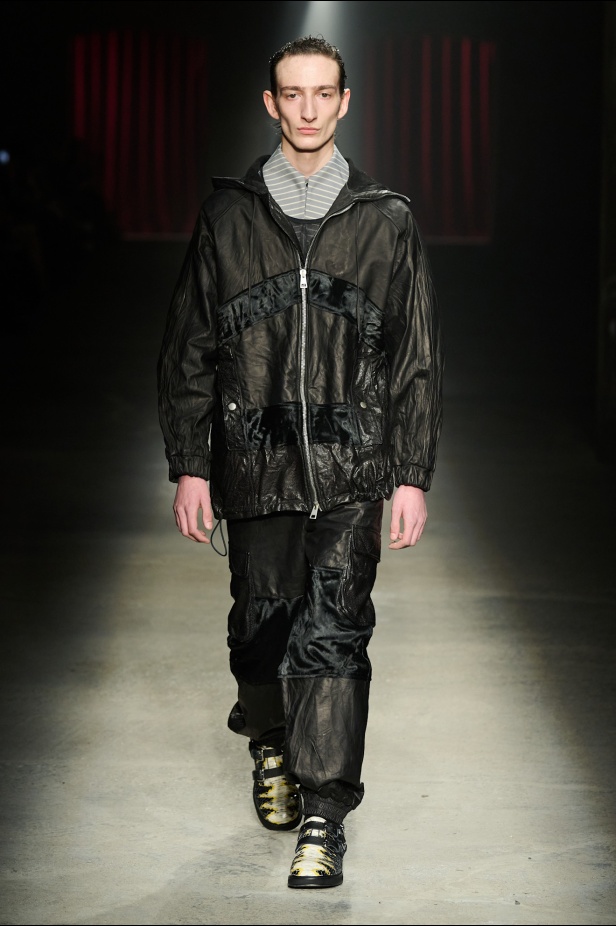 مجموعة Antonio Marras لخريف وشتاء 2025: عمل مسرحي تاريخي يعود إلى الحياة من خلال التصاميم (فيديو)