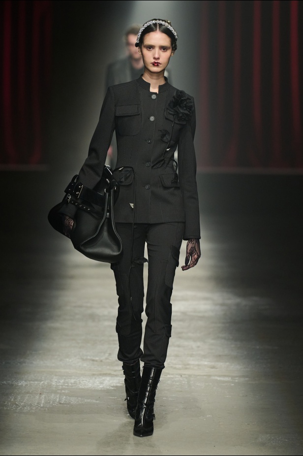 مجموعة Antonio Marras لخريف وشتاء 2025: عمل مسرحي تاريخي يعود إلى الحياة من خلال التصاميم (فيديو)