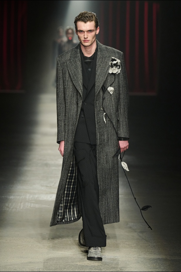 مجموعة Antonio Marras لخريف وشتاء 2025: عمل مسرحي تاريخي يعود إلى الحياة من خلال التصاميم (فيديو)