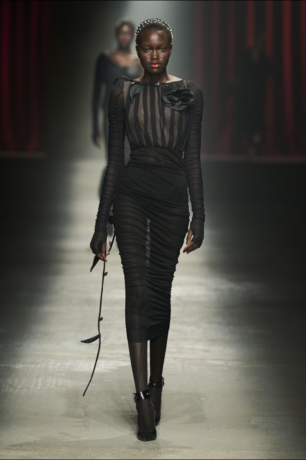 مجموعة Antonio Marras لخريف وشتاء 2025: عمل مسرحي تاريخي يعود إلى الحياة من خلال التصاميم (فيديو)