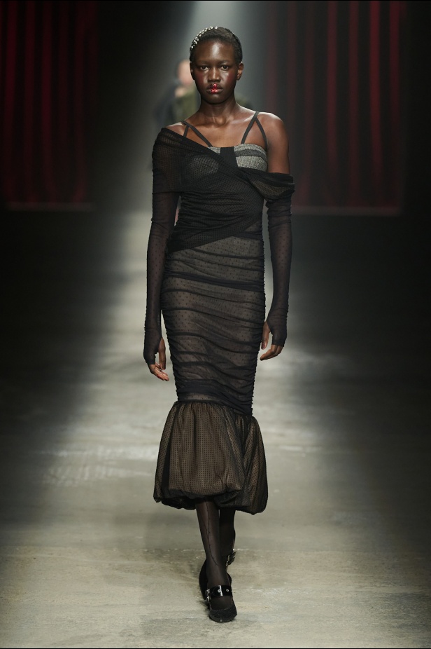 مجموعة Antonio Marras لخريف وشتاء 2025: عمل مسرحي تاريخي يعود إلى الحياة من خلال التصاميم (فيديو)