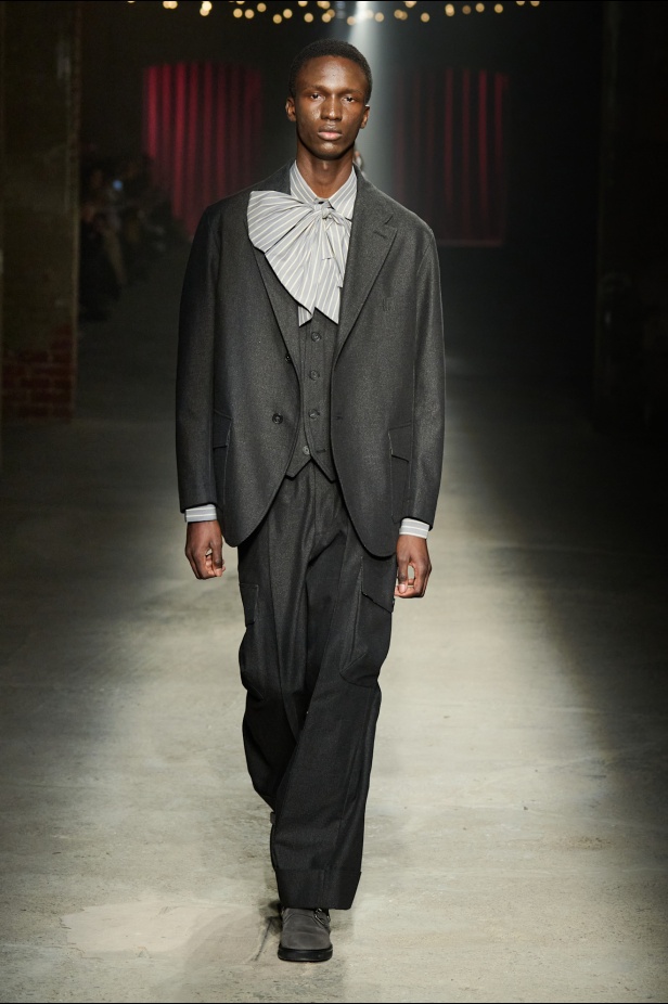 مجموعة Antonio Marras لخريف وشتاء 2025: عمل مسرحي تاريخي يعود إلى الحياة من خلال التصاميم (فيديو)