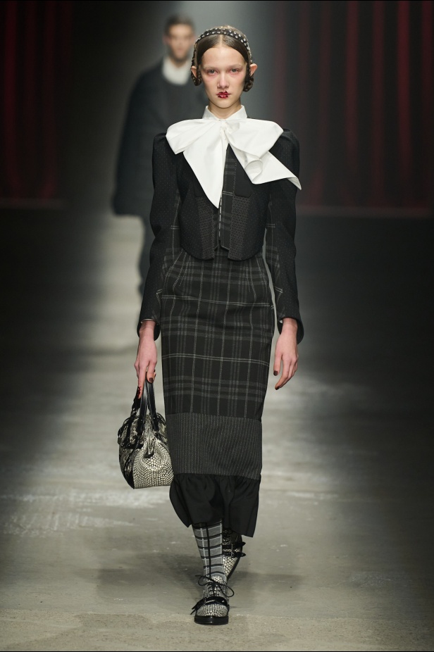 مجموعة Antonio Marras لخريف وشتاء 2025: عمل مسرحي تاريخي يعود إلى الحياة من خلال التصاميم (فيديو)