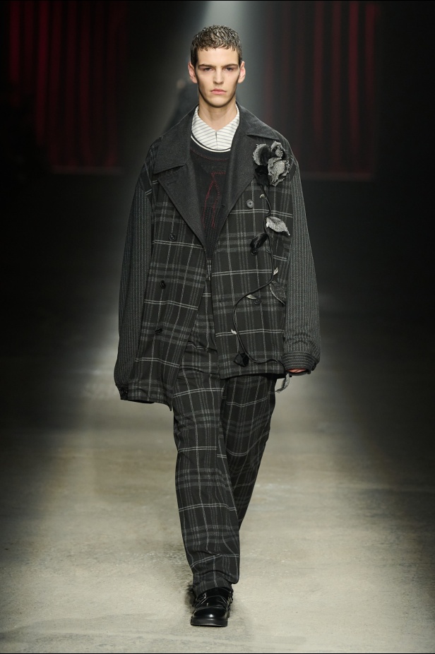 مجموعة Antonio Marras لخريف وشتاء 2025: عمل مسرحي تاريخي يعود إلى الحياة من خلال التصاميم (فيديو)