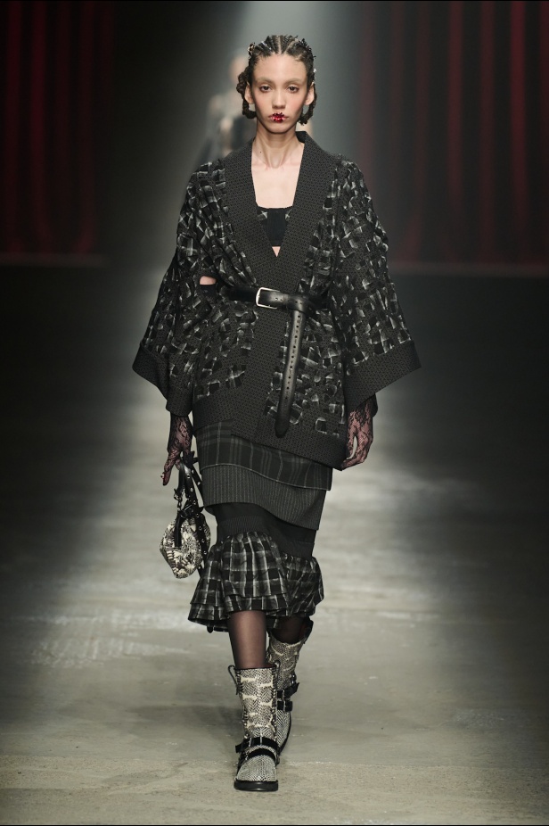 مجموعة Antonio Marras لخريف وشتاء 2025: عمل مسرحي تاريخي يعود إلى الحياة من خلال التصاميم (فيديو)