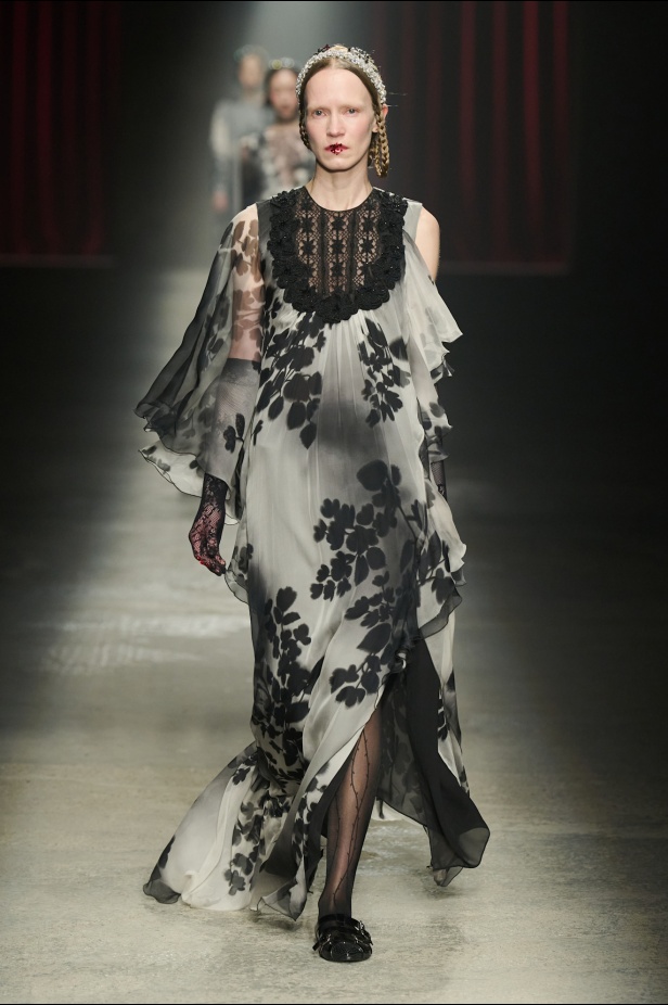 مجموعة Antonio Marras لخريف وشتاء 2025: عمل مسرحي تاريخي يعود إلى الحياة من خلال التصاميم (فيديو)