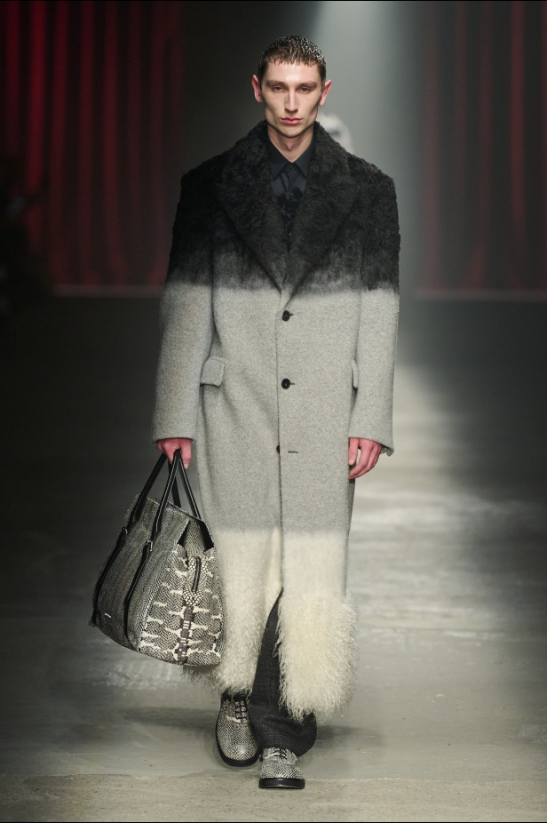 مجموعة Antonio Marras لخريف وشتاء 2025: عمل مسرحي تاريخي يعود إلى الحياة من خلال التصاميم (فيديو)