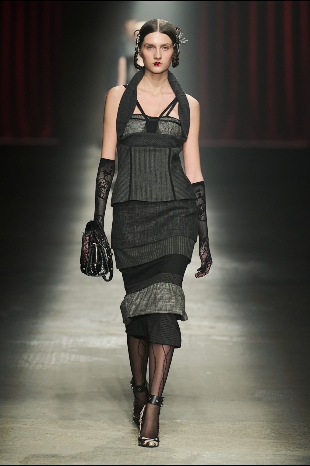 مجموعة Antonio Marras لخريف وشتاء 2025: عمل مسرحي تاريخي يعود إلى الحياة من خلال التصاميم (فيديو)