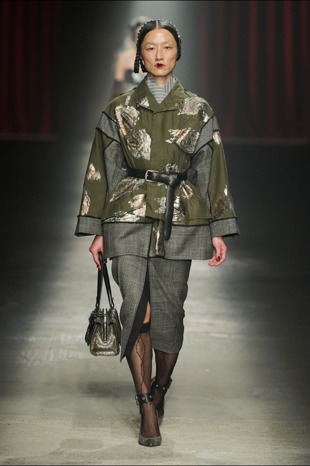 مجموعة Antonio Marras لخريف وشتاء 2025: عمل مسرحي تاريخي يعود إلى الحياة من خلال التصاميم (فيديو)