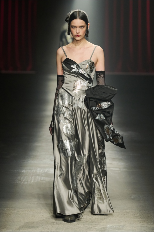 مجموعة Antonio Marras لخريف وشتاء 2025: عمل مسرحي تاريخي يعود إلى الحياة من خلال التصاميم (فيديو)